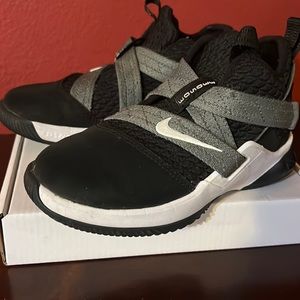 Nike Air LRJFSG 330503 Soldier Basketball Shoes Youth Size 12